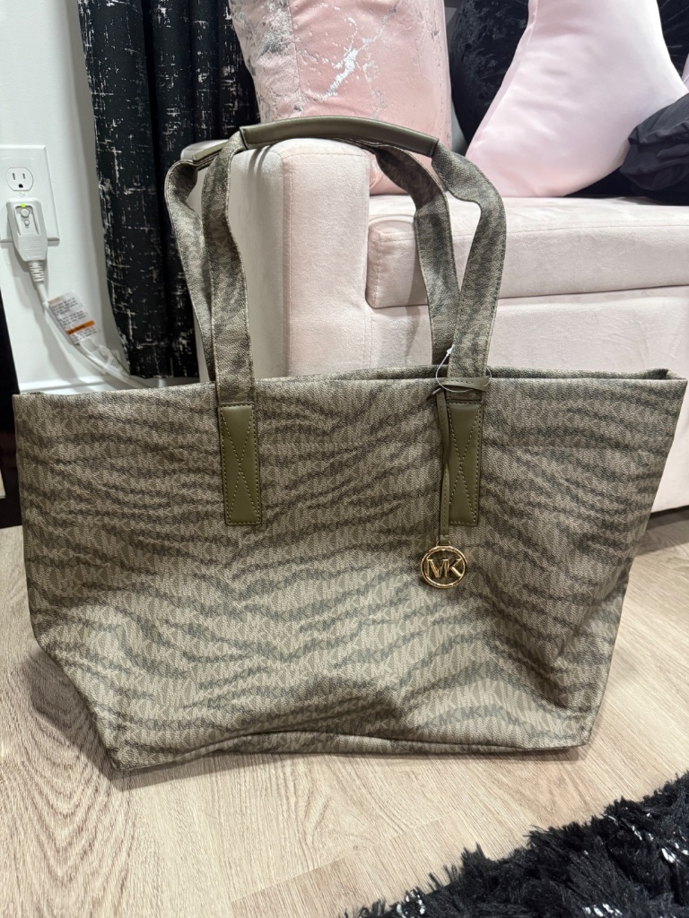 NWT 100% Authentic Michael Kors “The Michael Bag” XL tote - Picture 2 of 8